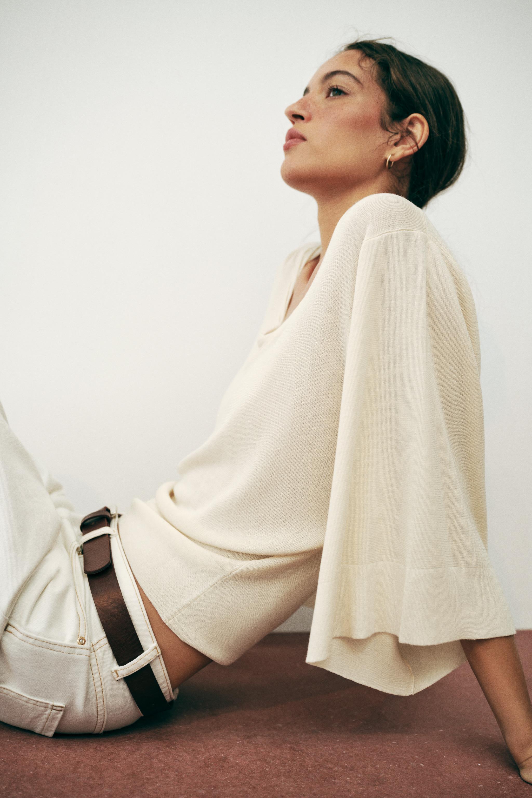 GATHERED ROUND NECK KNIT TOP