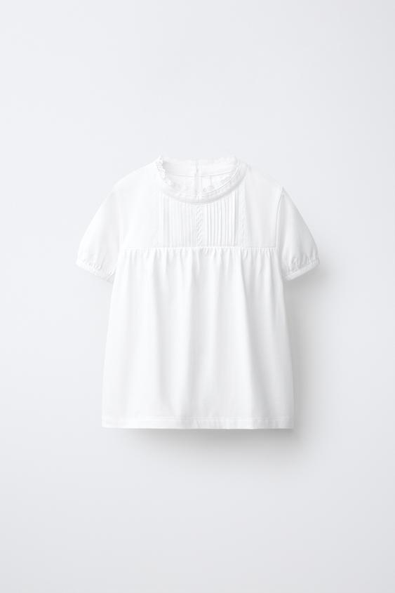 РОМАНТИЧНАЯ ФУТБОЛКА С ЗАЩИПАМИ И КРУЖЕВОМ — БЕЛЫЙ от Zara — изображение 0