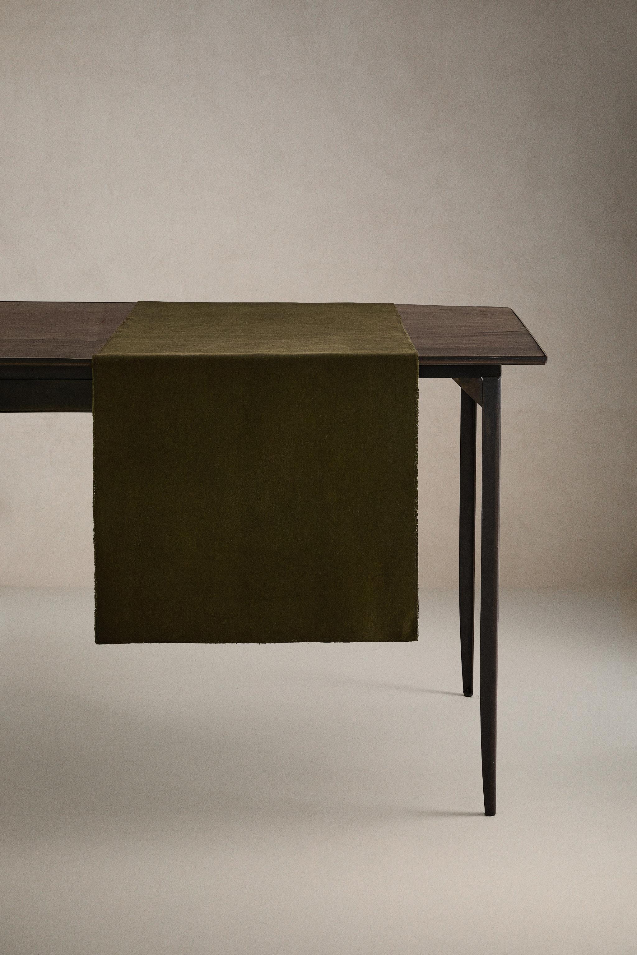 TABLE RUNNER 01 — Khaki