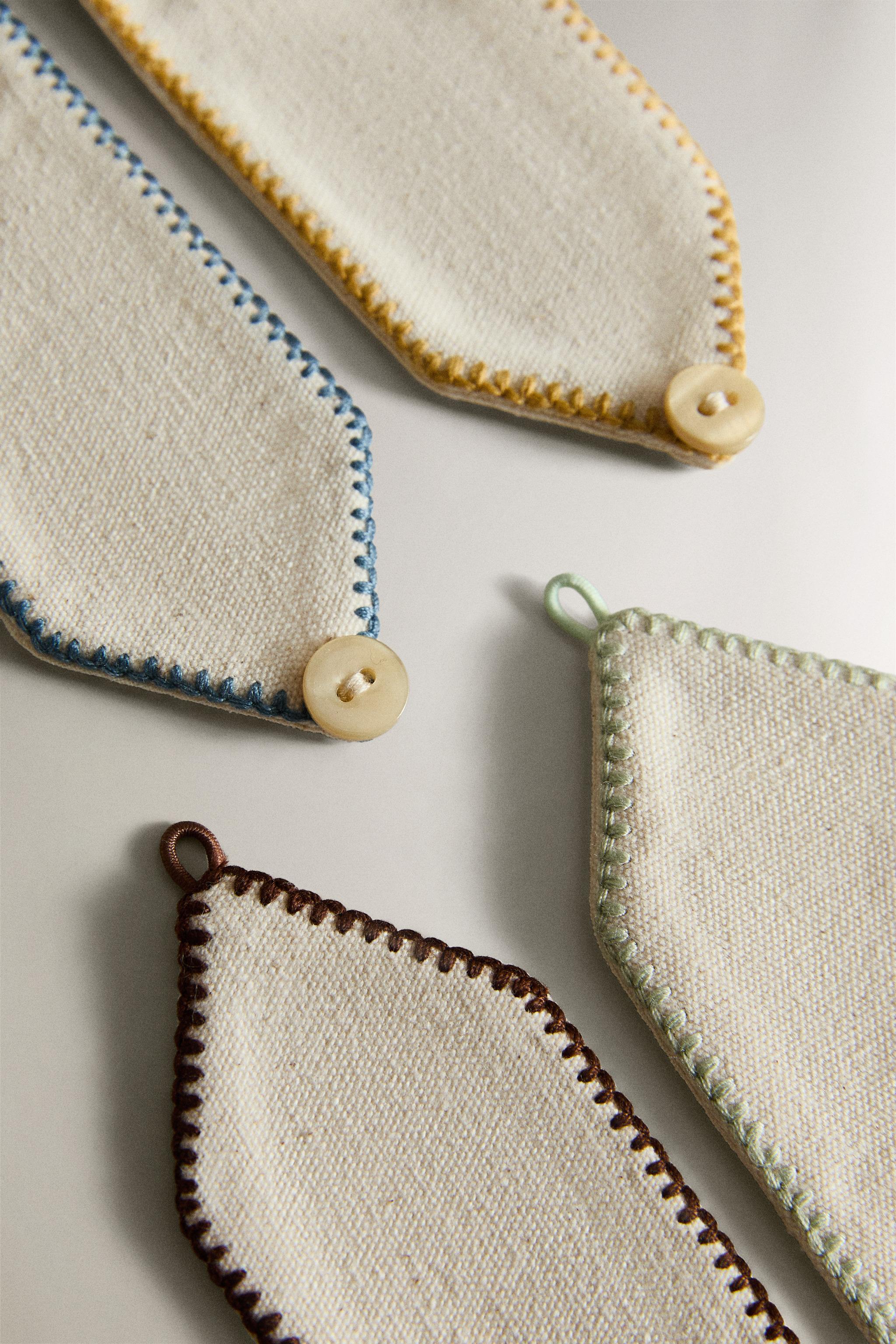 LOT DE RONDS DE SERVIETTE BRODERIE PÂQUES (LOT DE 4)