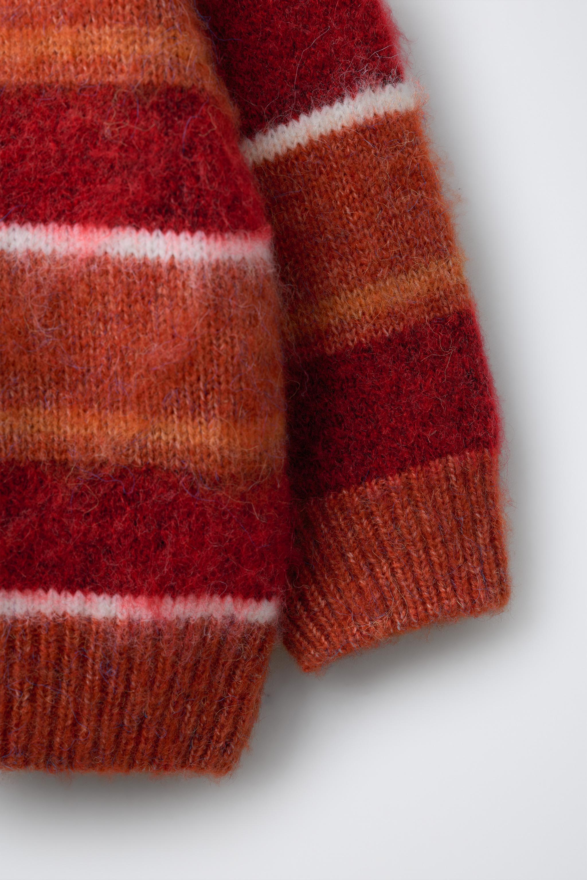 PULL EN MAILLE À RAYURES BRODÉES