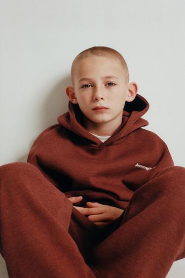 SOUPRAVA MIKINY A JOGGER KALHOT S POTISKEM TEXTU - Kaštanová od Zara