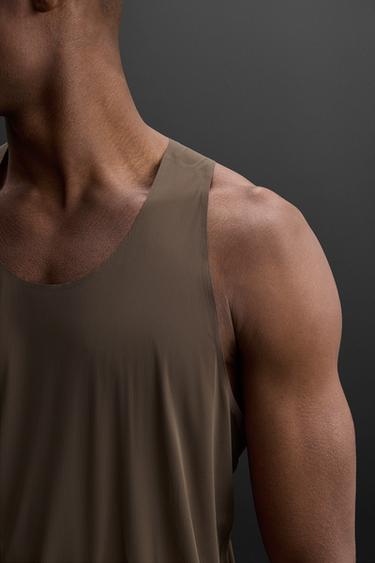 DÉBARDEUR TANK TECHNIQUE LÉGER - Marron foncé de Zara - Image 4
