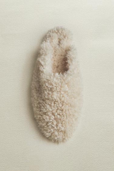 MULE-HJEMMESKO I IMITERET LAMMESKIND - Beige fra Zara