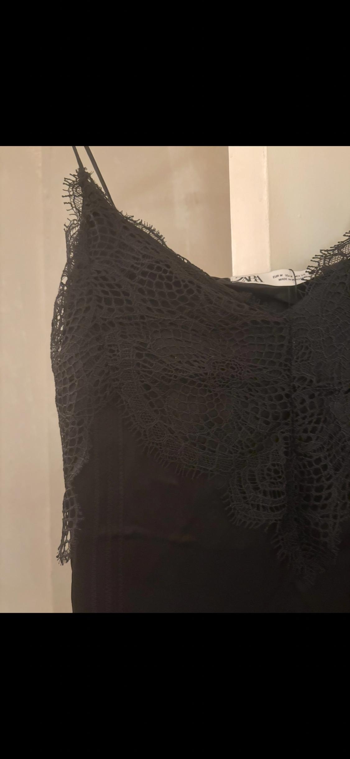 ROBE NOIRE SATINÉE STYLE COMBINAISON - Image 3