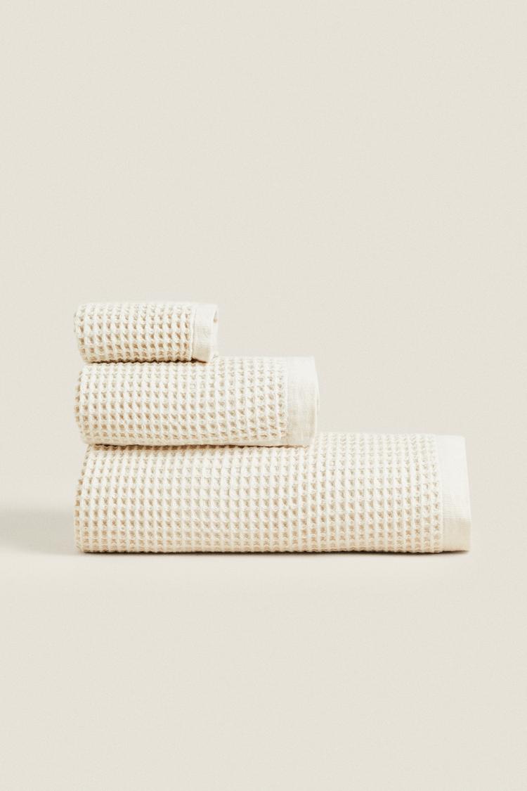 WAFFLE-KNIT COTTON BATH TOWEL Light beige ZARA United Kingdom