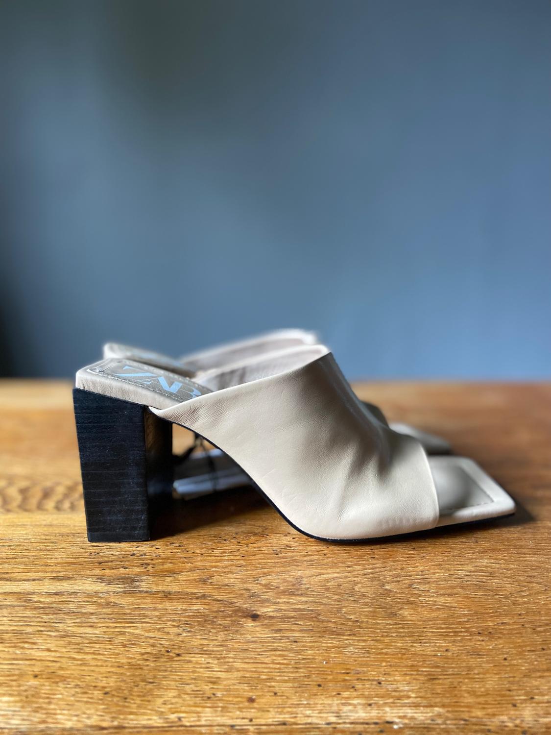 LEATHER HEEL SANDAL - Image 5