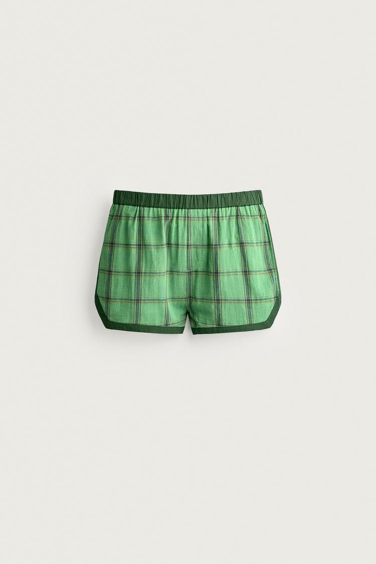 BERMUDA SHORTS WITH CONTRAST CHECK TAPING