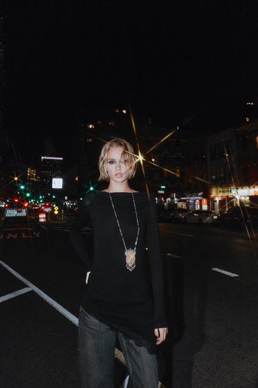 T-SHIRT À BAS ASYMÉTRIQUE EN DENTELLE - Noir de Zara - Image 1