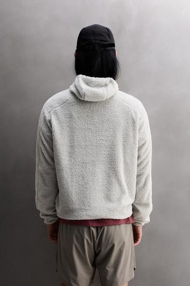 ТЕКСТУРИРАН ДУКСЕР ОД ПОЛАР СО КАЧУЛКА - Школко-бела од Zara