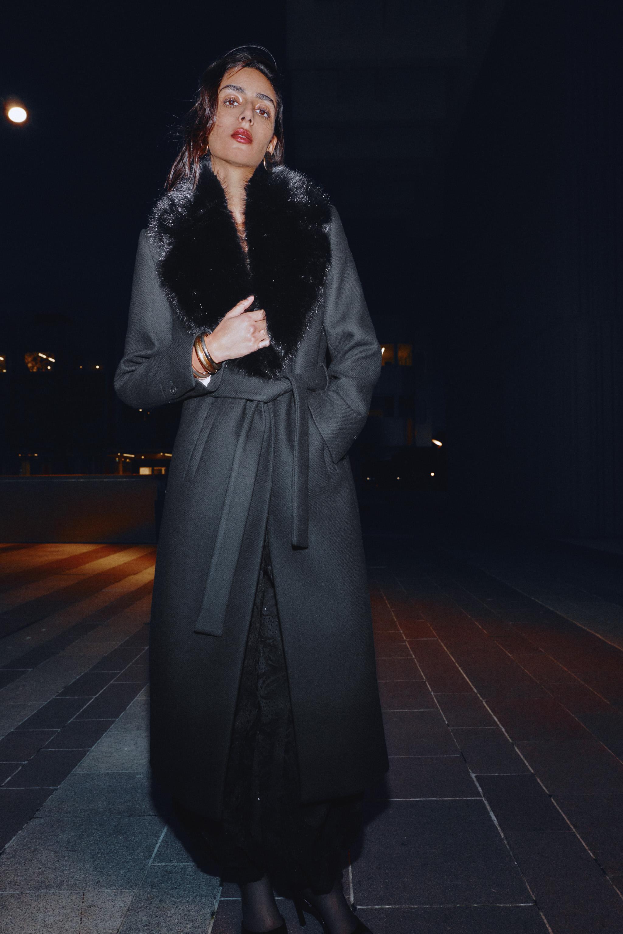 MANTEAU AVEC LAINE À REVERS EFFET FOURRURE ET CEINTURE