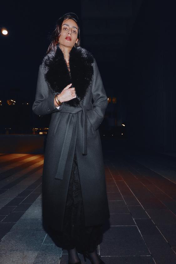 Dlouh� �ed� kab�t s �ern�m ko�e�inov�m l�mcem a p�skem, bo�n� kapsy.