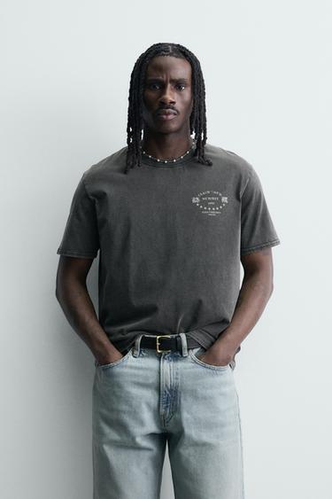 T-SHIRT MED VASKET PRINT - Mørk antrasitt fra Zara