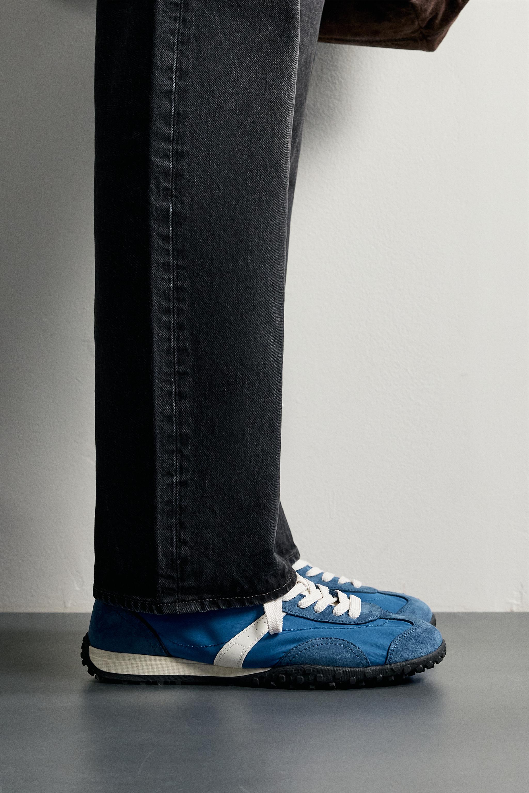 RETRO-STYLE SNEAKERS