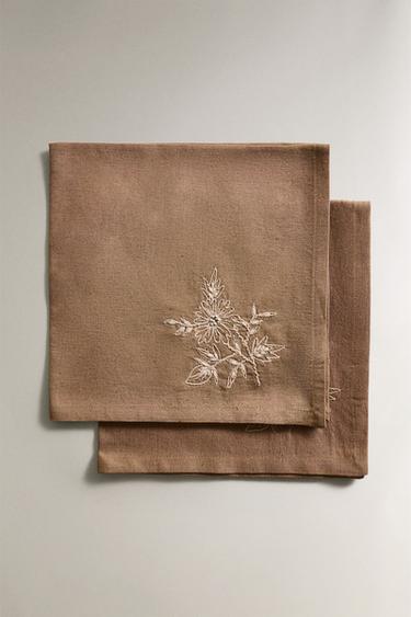 PACK OF EMBROIDERED FLORAL NAPKINS (PACK OF 2) - Brown by Zara