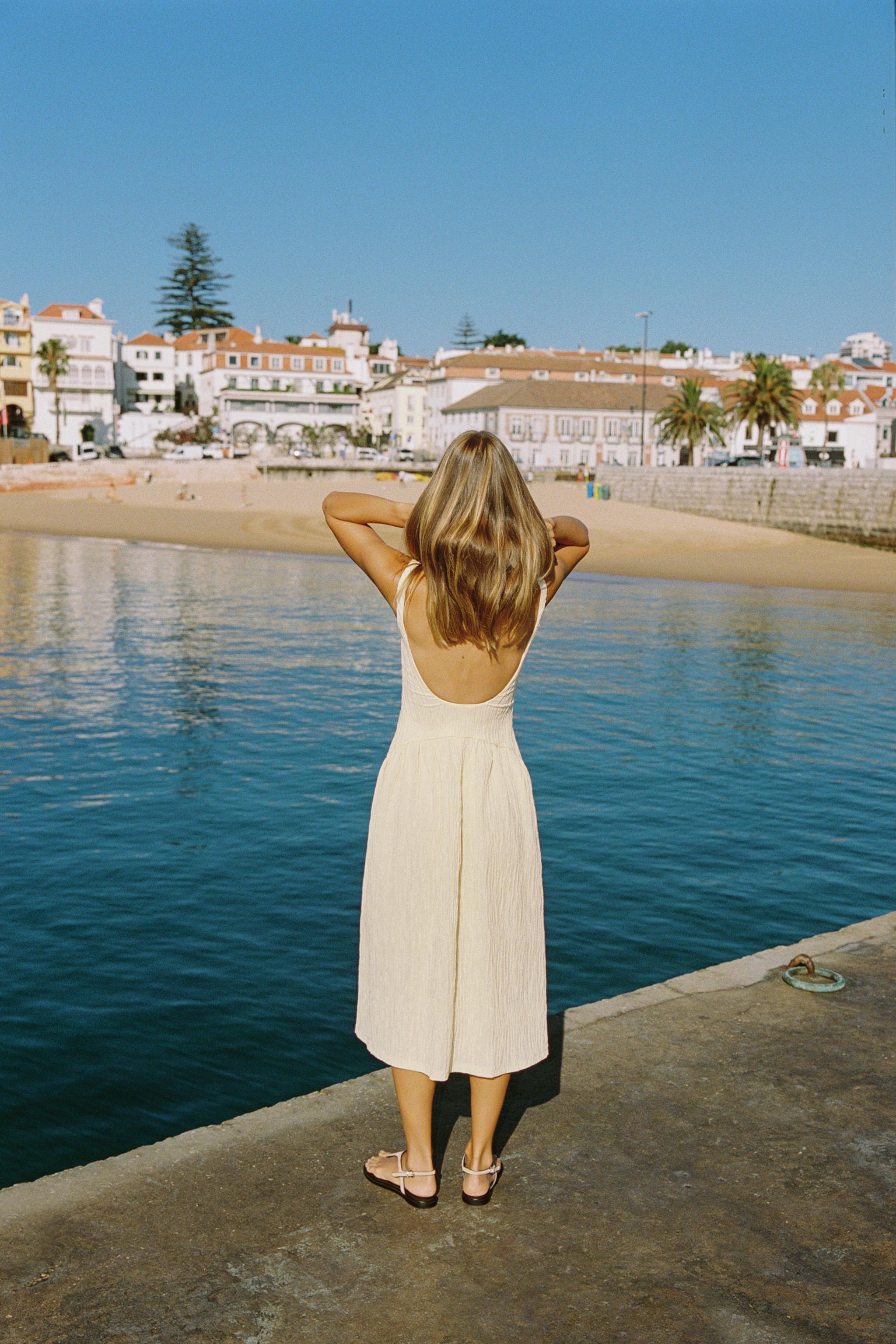 ROBE À BRETELLES TEXTURÉE
