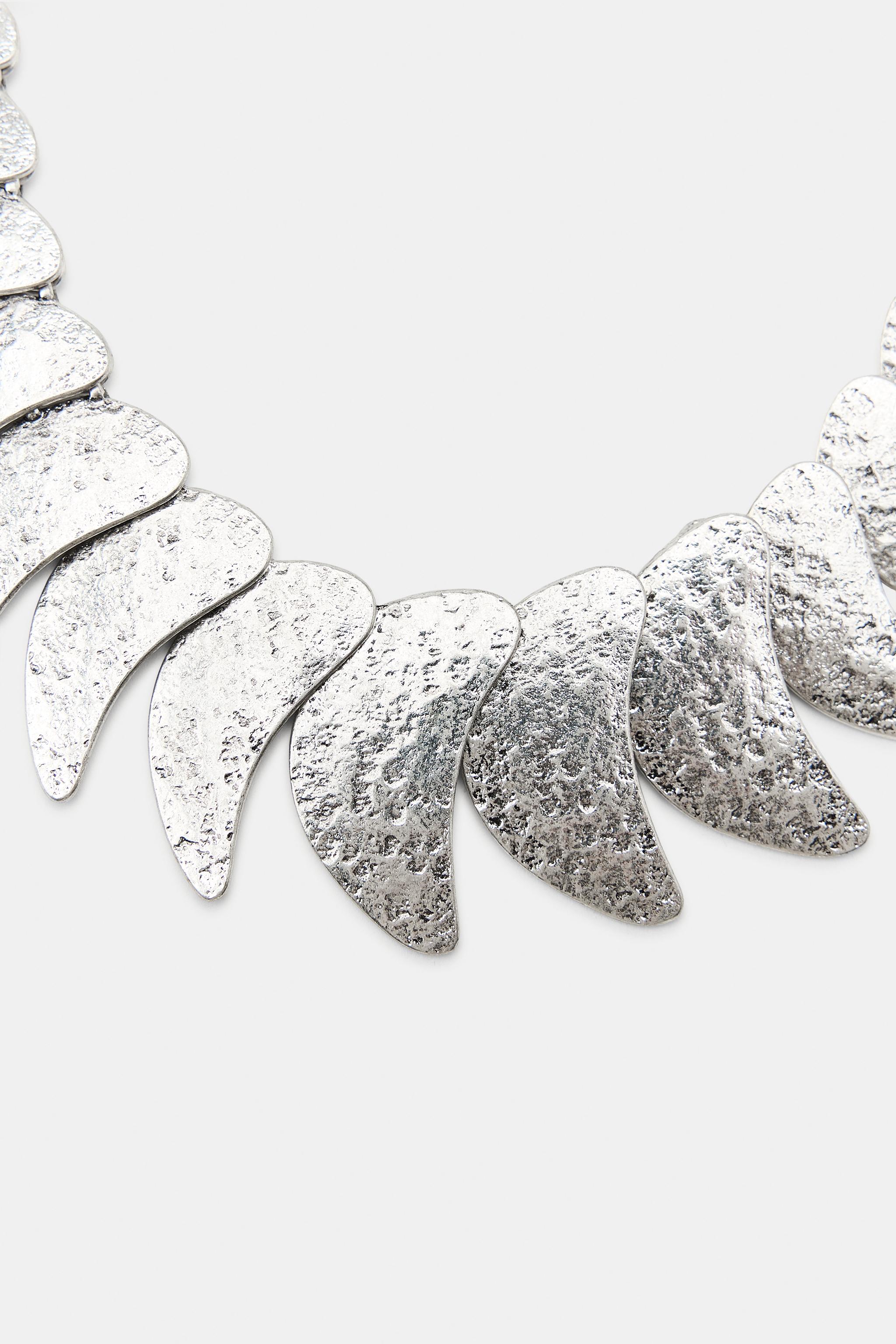 COLLIER À PLAQUES MÉTALLIQUES EN FORME DE LARMES
