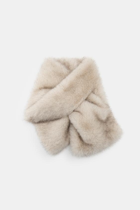 Od kožnih rukavica do plush grijača za uši: zimski modni dodaci koje vrijedi nositi ove sezone 2 Prednji pogled na sirovi šal s efektom dlake, križni dizajn. Mjere: 122 x 26,5 cm.
