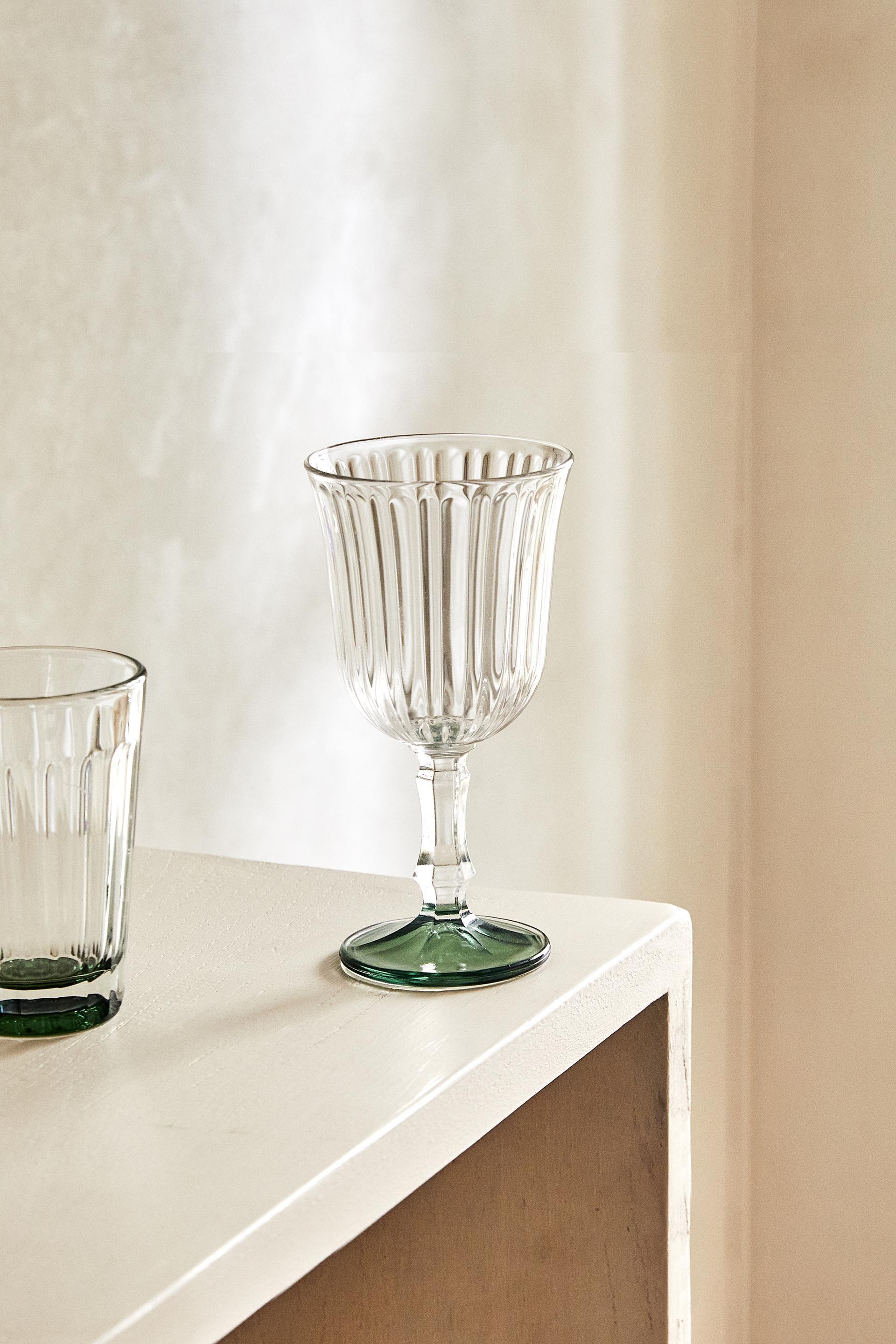 VERRE À PIED RELIEF BASE COLORÉE