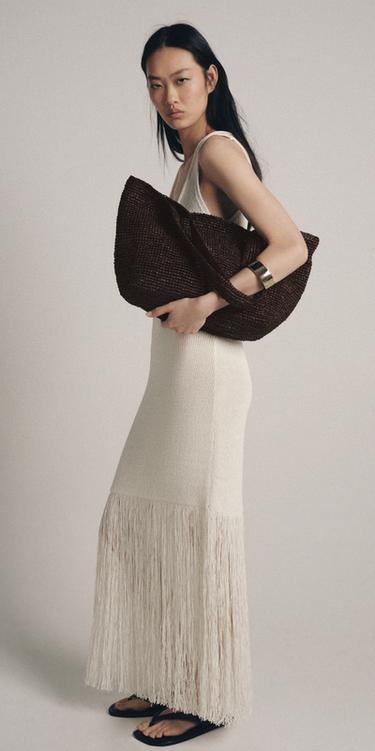 ROBE EN MAILLE À FRANGES - Écru de Zara