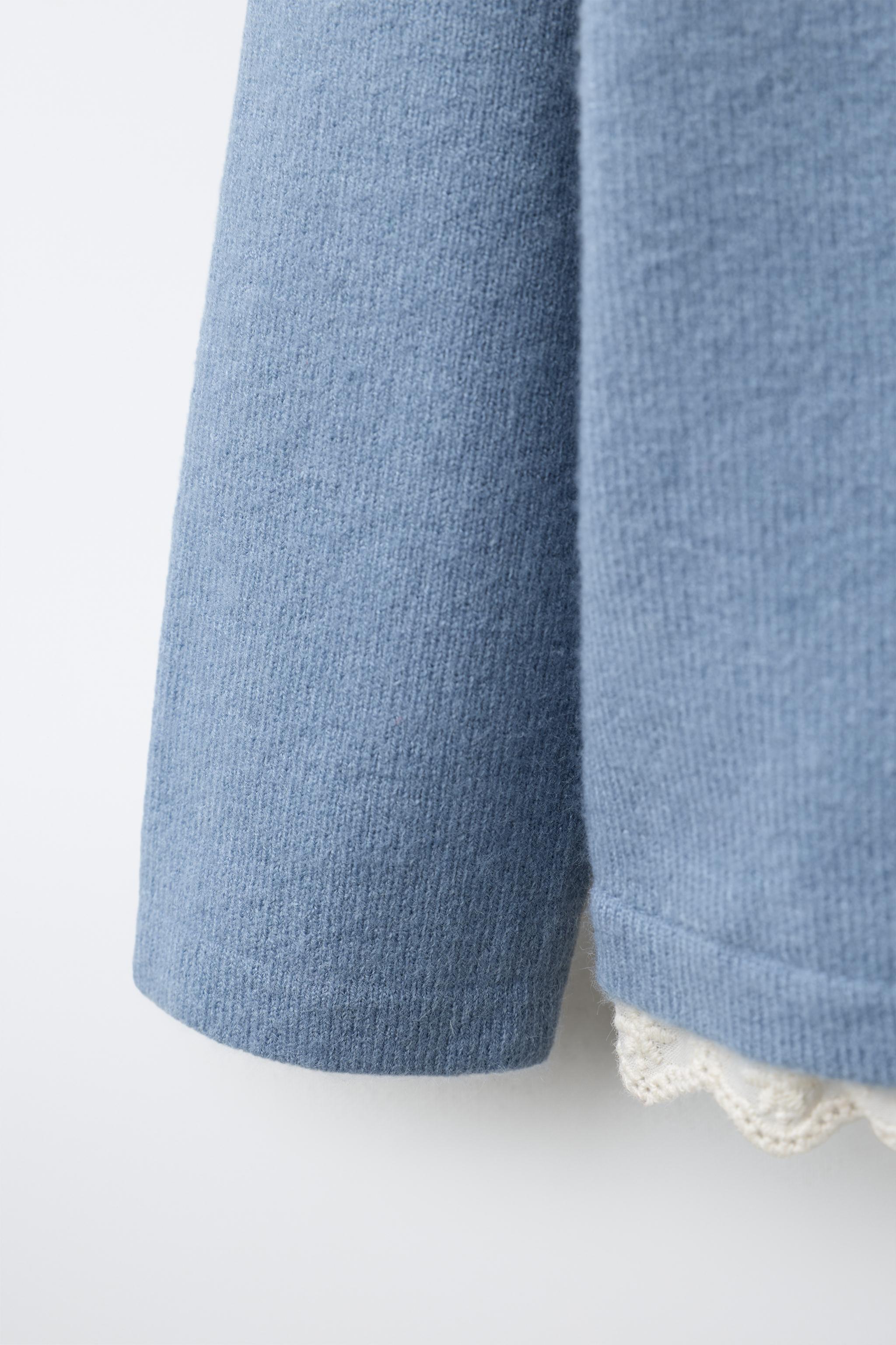 PULL EN MAILLE À COL BRODÉ
