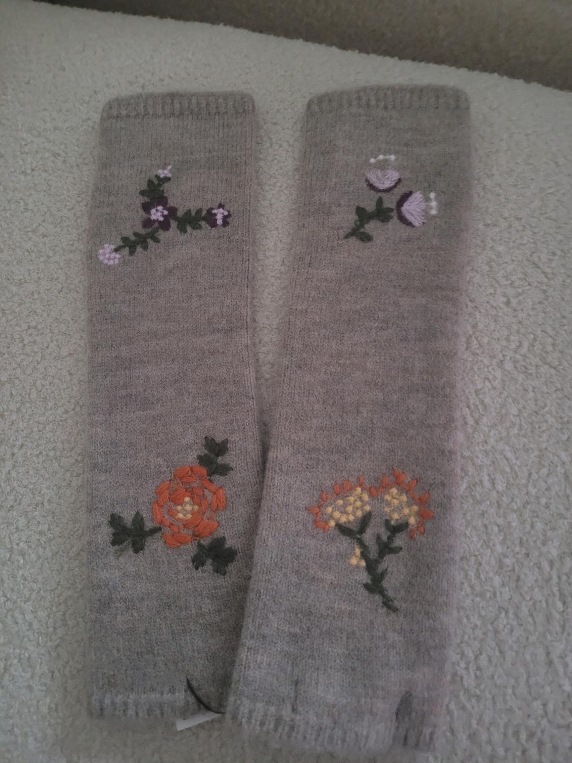 KNIT MITTENS WITH FLORAL EMBROIDERY - Image 6