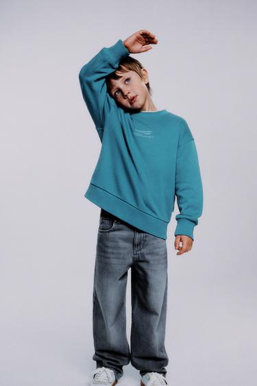 ОДНОТОННАЯ ТОЛСТОВКА С РЕЛЬЕФНОЙ НАДПИСЬЮ — ГОЛУБОЙ от Zara