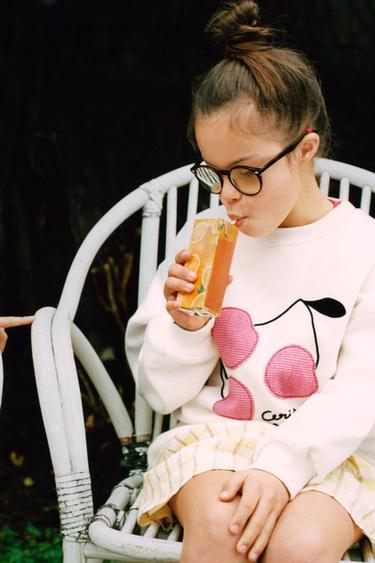 ТОЛСТОВКА С НАШИВКАМИ «ВИШНИ» — ЭКРЮ от Zara