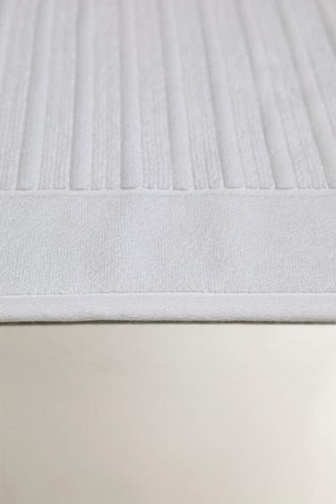 VELOUR BATH MAT WITH STRIPED TEXTURE - White by Zara - Image 1