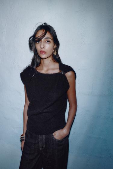 SLEEVELESS KNIT JUMPER WITH BROOCH - Black by Zara