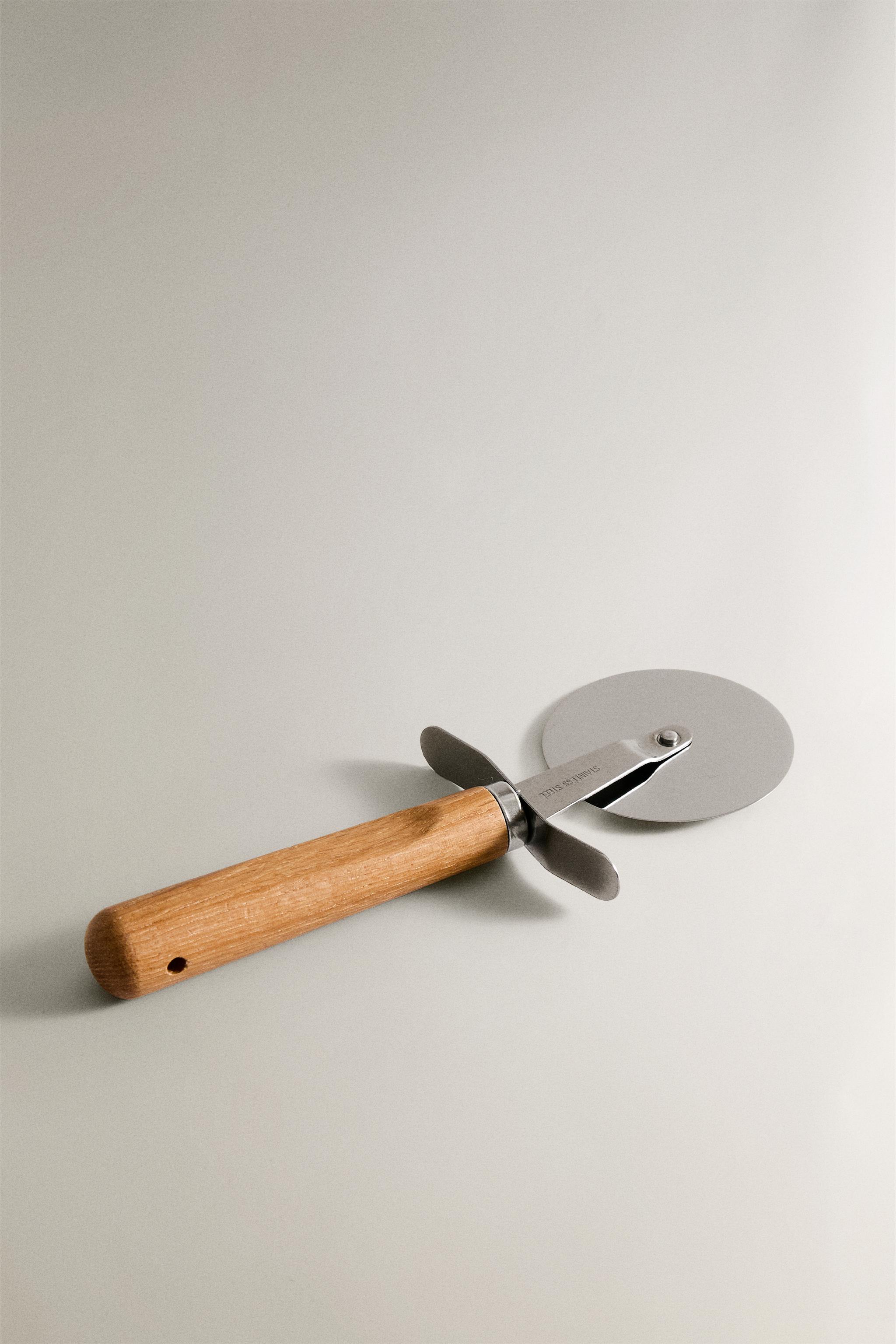 OAK WOOD HANDLE PIZZA CUTTER — Light brown