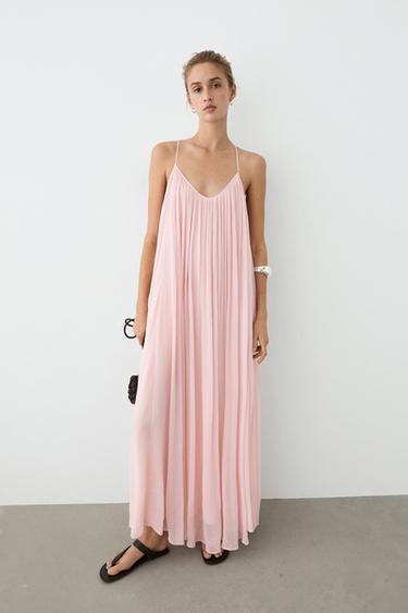 Vestido fluido pliegues tirante fino -  de Zara