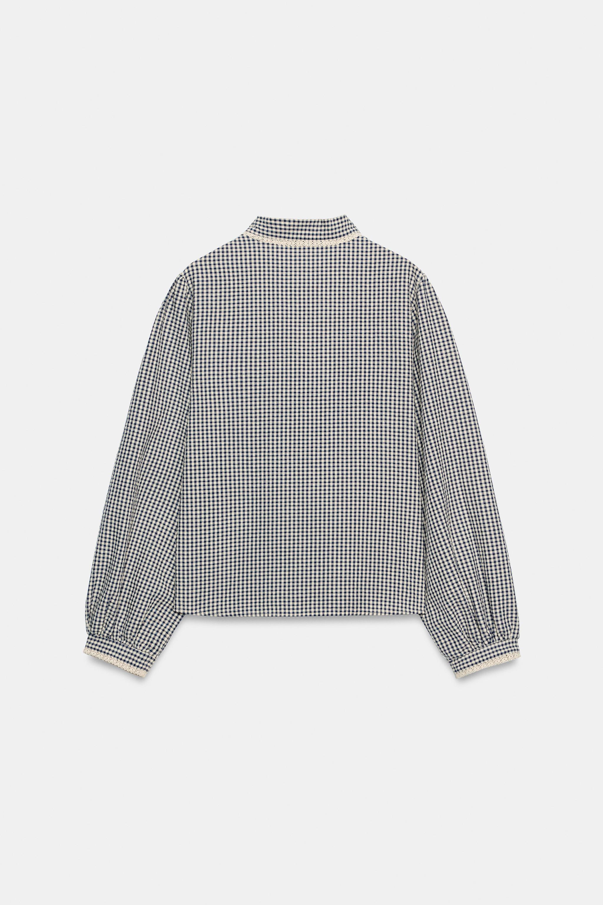 BLOUSE À CARREAUX, NŒUD ET DENTELLE