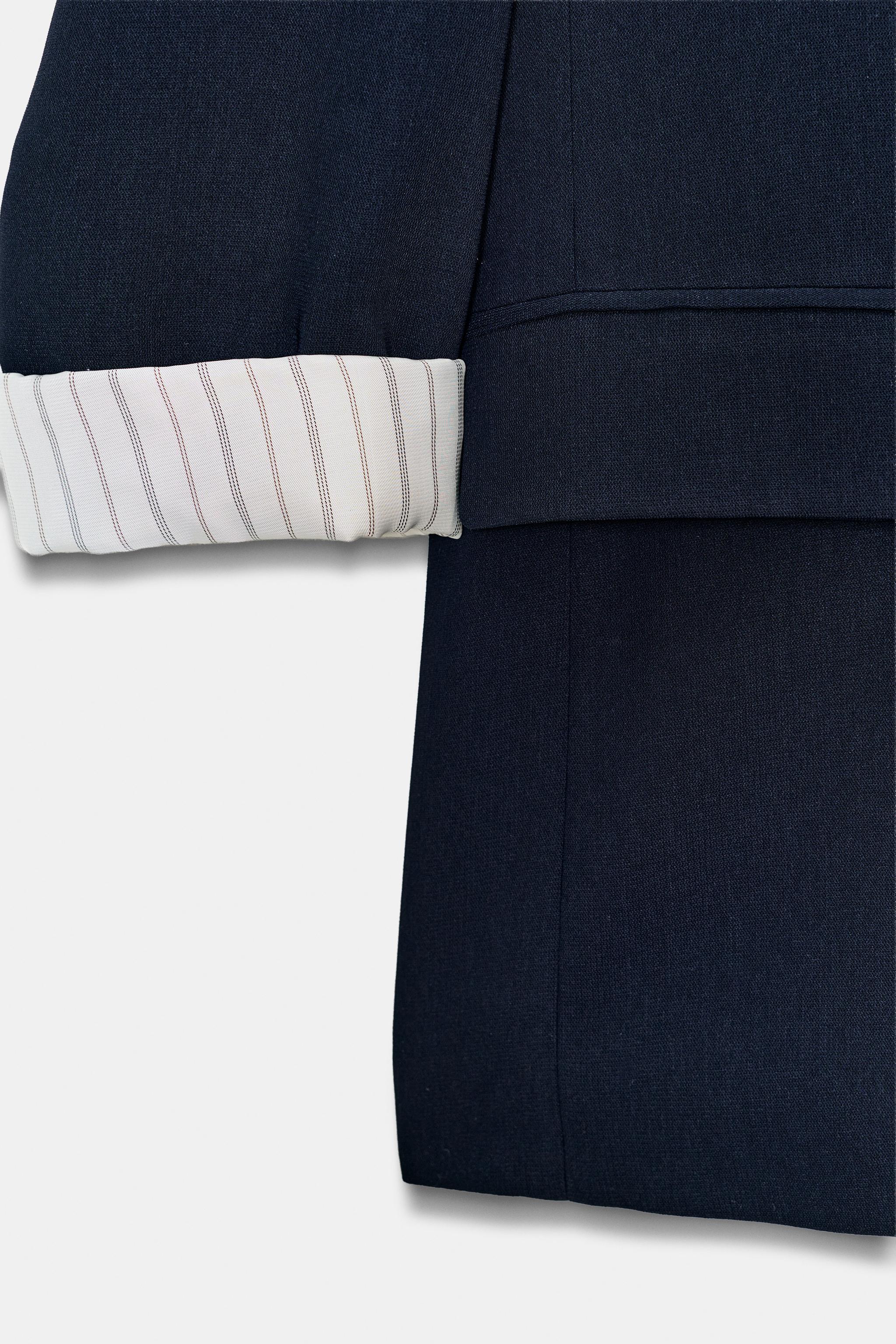 VESTE À MANCHES RETROUSSÉES ET POIGNETS IMPRIMÉS