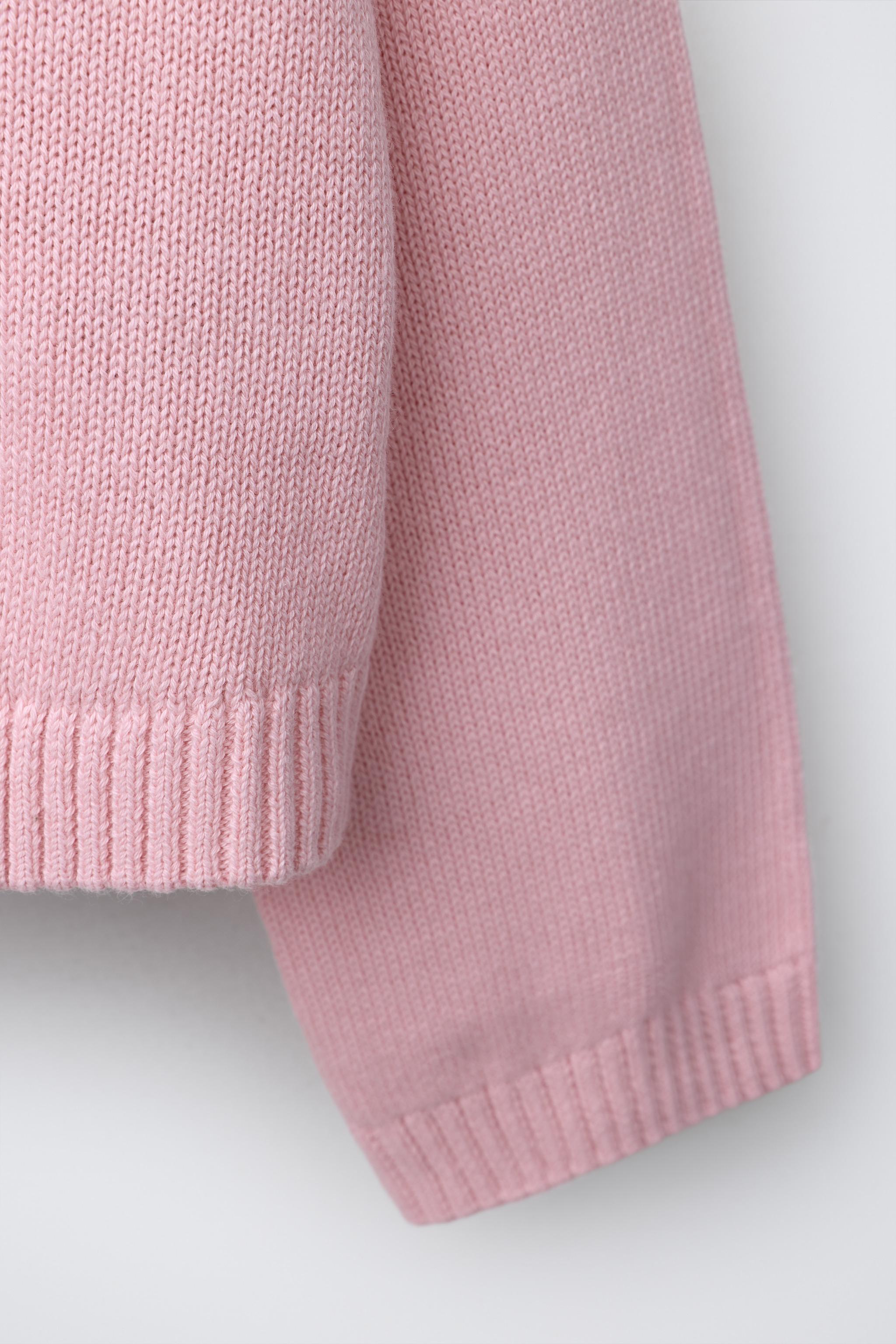 PULL EN MAILLE AVEC INSCRIPTION BRODÉE