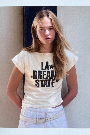 CAMISETA TEXTO FRUNCE - Crudo de Zara