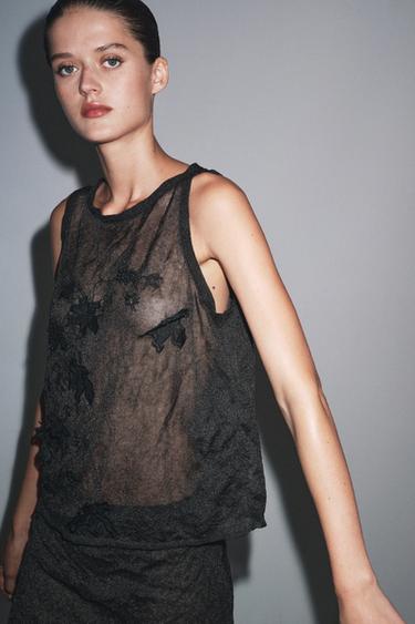Top بياقة دائرية دون أكمام. تفصيل نسيج شبه شفاف هيكلي. - أسود الخاص بـ Zara