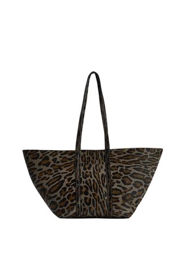 Large bag with leopard print in shades of brown and black, long handles and a spacious design on a white background.