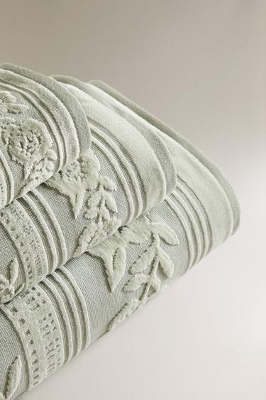 SERVIETTE DE BAIN JACQUARD VELOURS - Vert d'eau de Zara - Image 1