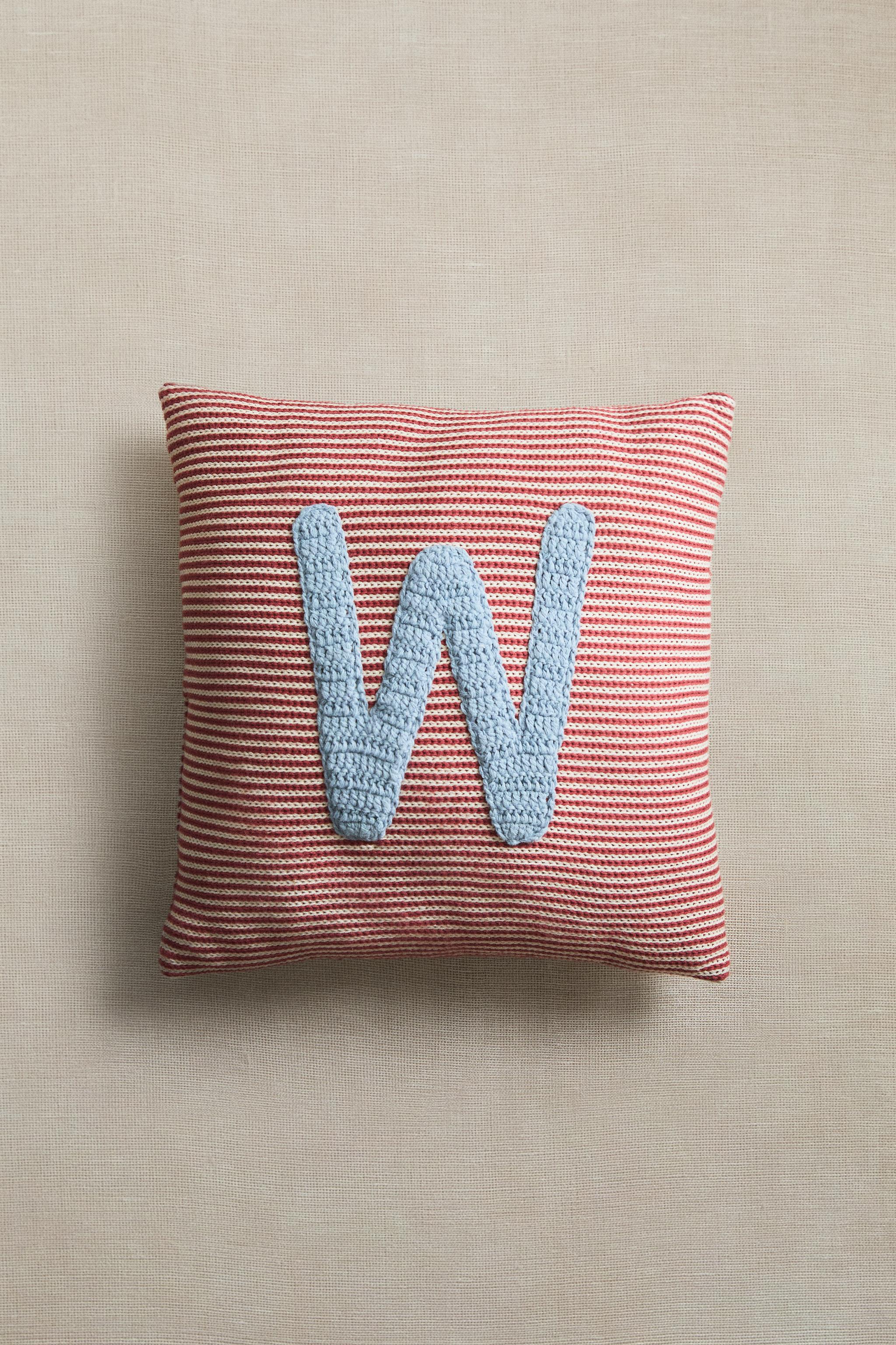 KIDS' EMBROIDERED LETTER W CUSHION