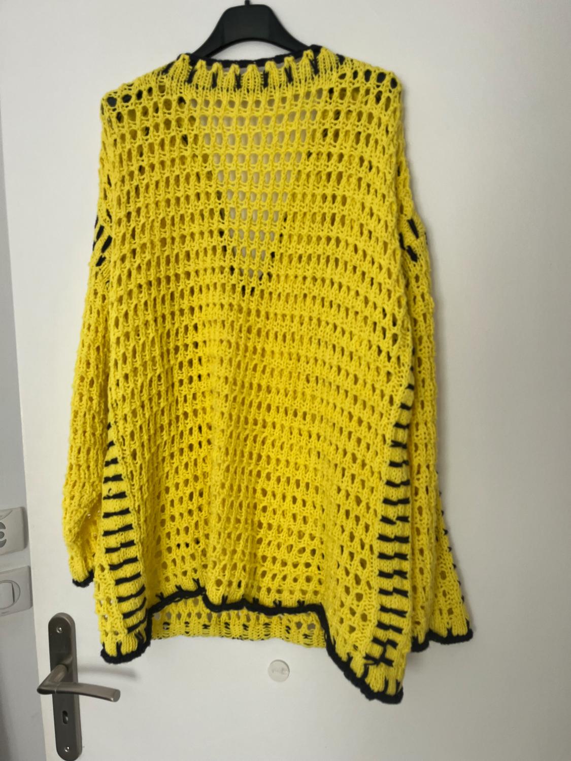 PULL AJOURÉ JAUNE ET NOIR - Image 2