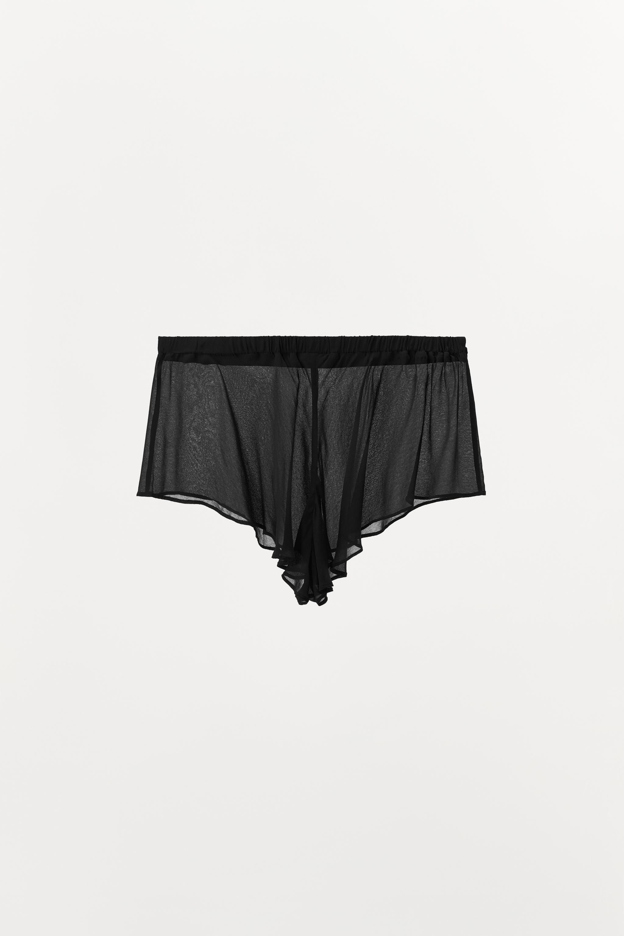 SHORT AVEC DÉTAIL EN CROCHET