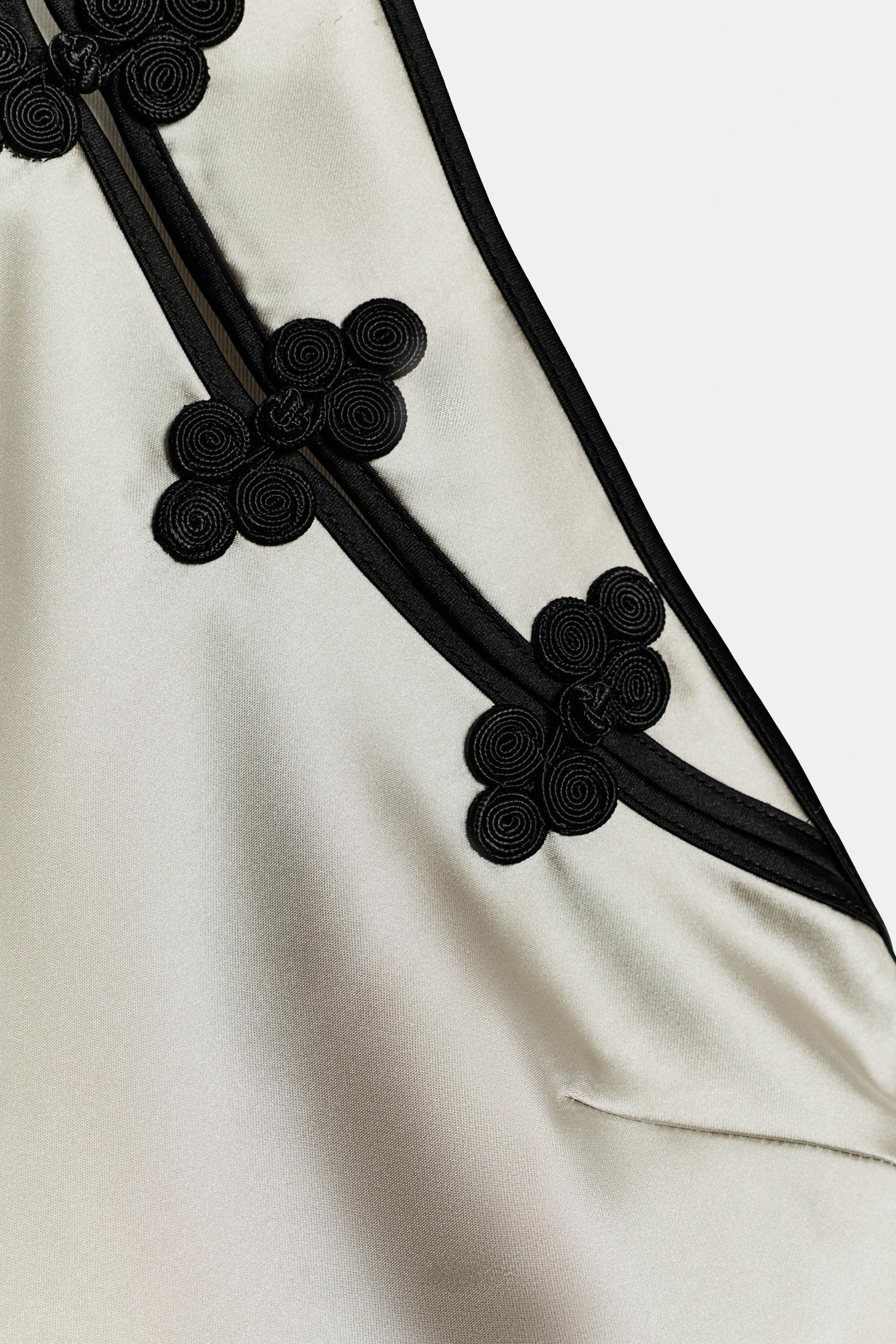 TOP SATINÉ HALTER À BRANDEBOURGS