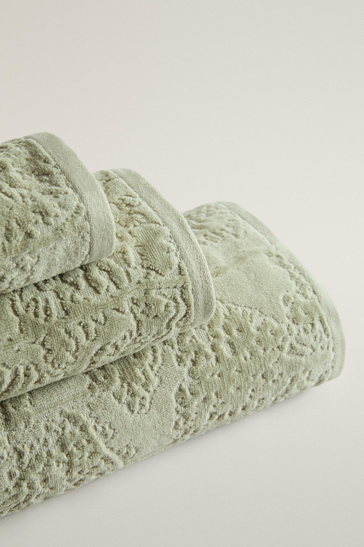FLORAL JACQUARD BATH TOWEL — Light green