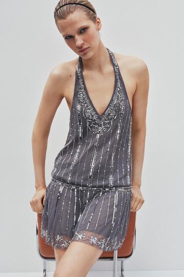 Zara MINI HALJINA S AMERIČKIM IZREZOM I SJAJEM – tamnosiva