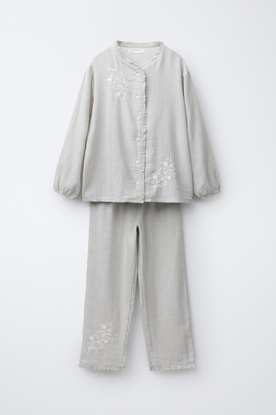 6-14 AÑOS/ PIJAMA FLORES BORDADAS - Gris vigoré de Zara - Imagen 0