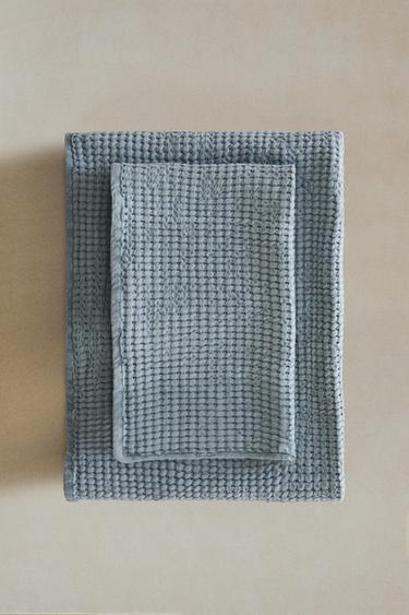 CHUNKY WAFFLE-KNIT BATH TOWEL - Light blue by Zara