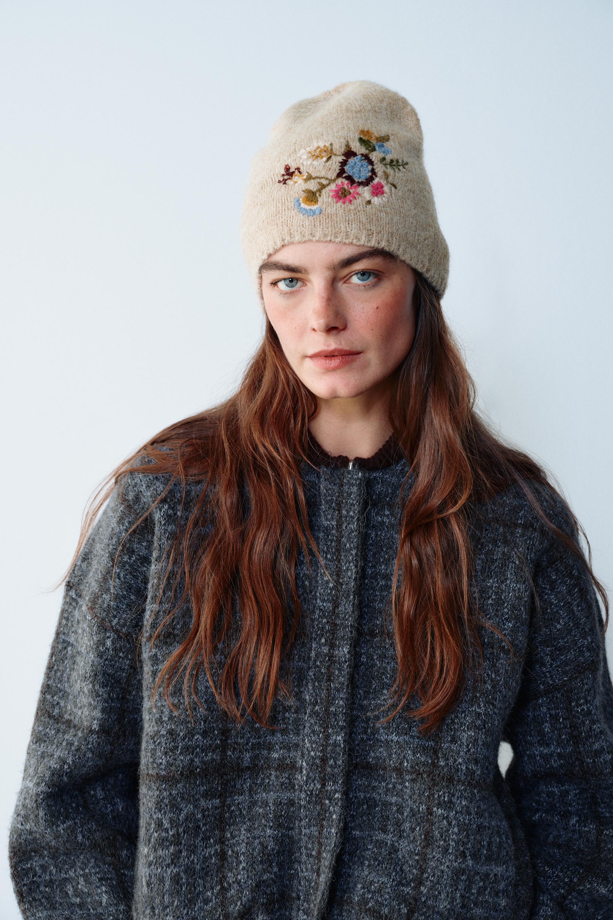 BONNET EN MAILLE FLEURS BRODÉES
