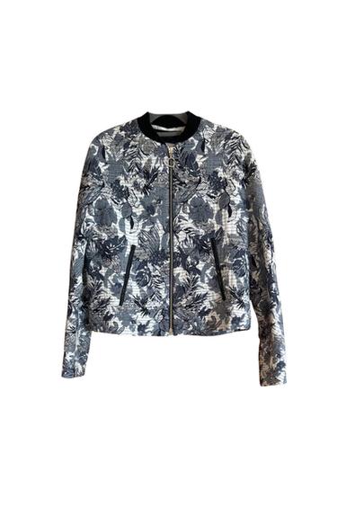 CHAQUETA ESTILO BOMBER AZUL Y BLANCO BORDADA