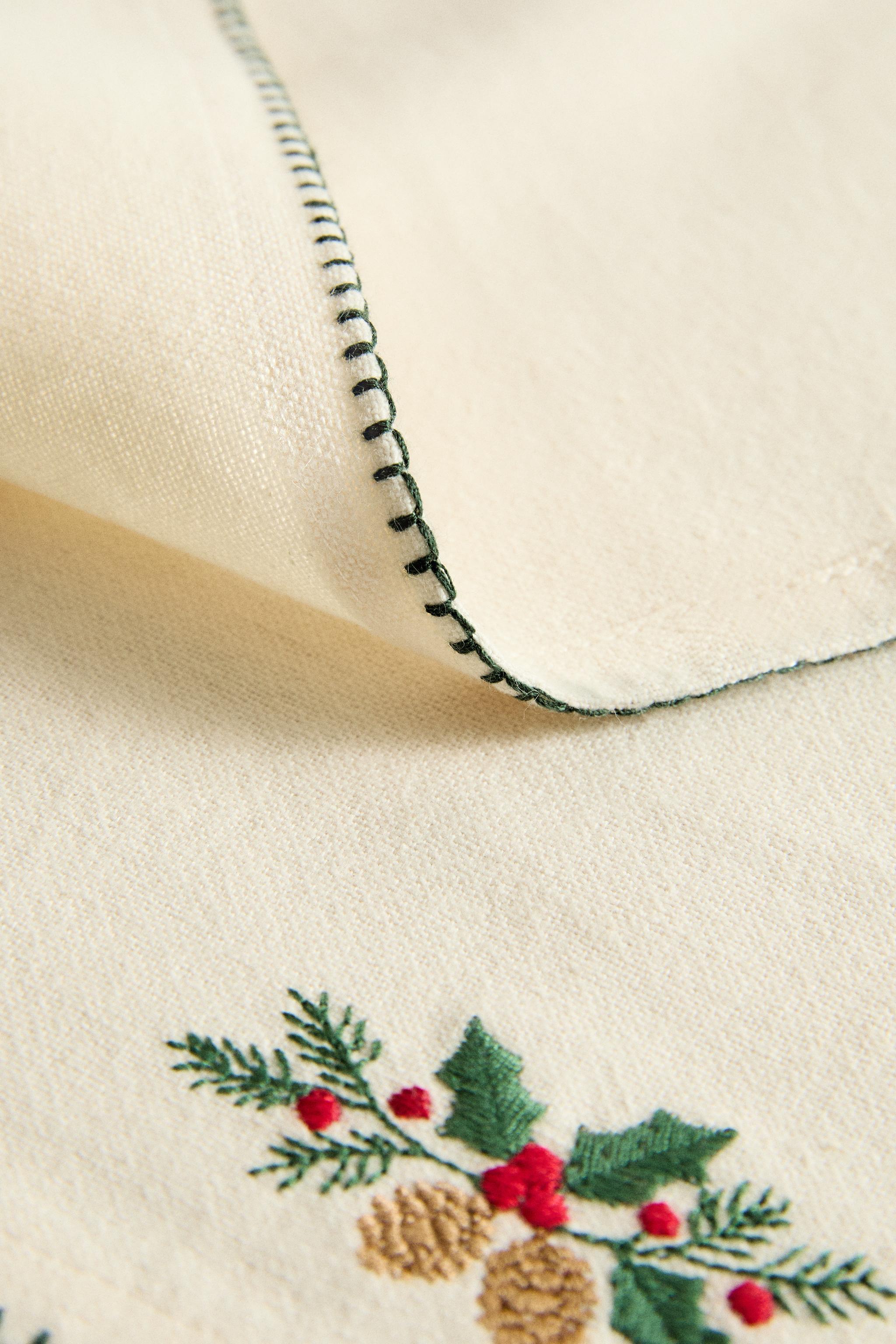 PACK OF EMBROIDERED CHRISTMAS NAPKINS WITH TRIM (PACK OF 2)